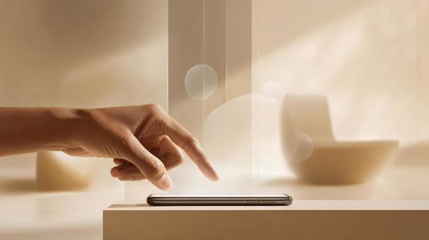 スマホをタップする手の写真