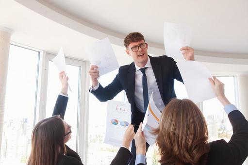 両手に書類を持つ男女 男性,男女,外国人の写真素材