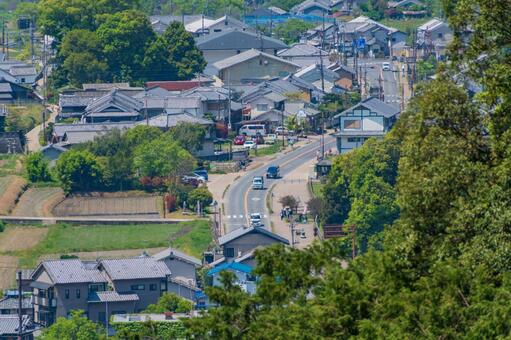 緑に囲まれた日本の町並み遠景 町並み,道路,家屋の写真素材