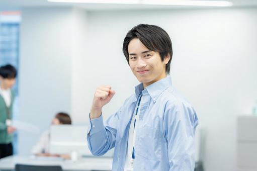 オフィスで働くビジネスパーソン ビジネスマン,笑顔,若いの写真素材