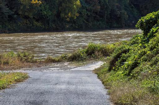 雨で水位が上がった川 川,増水,激流の写真素材