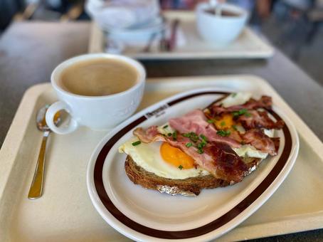 ドイツのカフェで朝食 ドイツのカフェで朝食 コーヒー,目玉焼き,朝食の写真素材