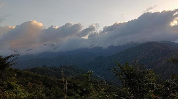 枝折峠から眺めた山々 枝折峠,山,早朝の写真素材