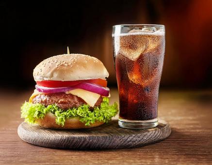 ハンバーガーとポテトとコーラ ハンバーガーとポテトとコーラの写真