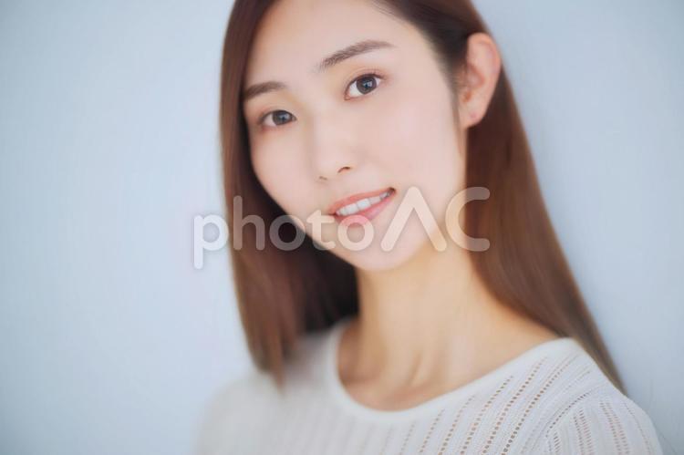 カメラ目線の女性の顔 女性,日本人,アジア人の写真素材