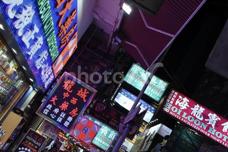 香港　夜の街並み ネオン,香港,香港の夜の写真素材