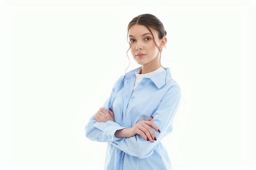 カメラ目線で腕組みをするお団子ヘアの女性(上半身) カメラ目線で腕組みをするお団子ヘアの女性(上半身) 女性,腕組み,ポーズの写真素材