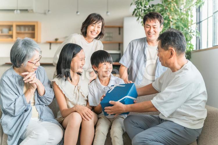 誕生日にプレゼントをもらう男の子 誕生日,家族,プレゼントの写真素材
