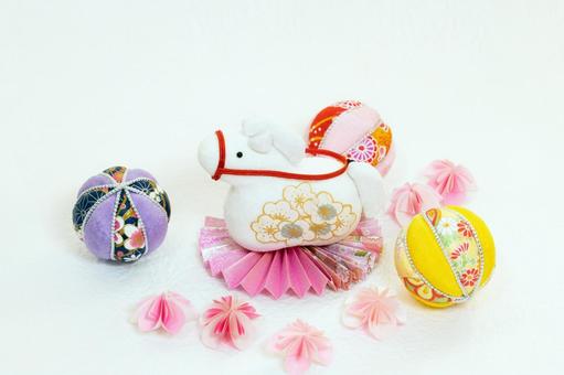 和鞠と扇と白馬の置物　午年年賀状背景 午年年賀状,白馬,和鞠の写真素材