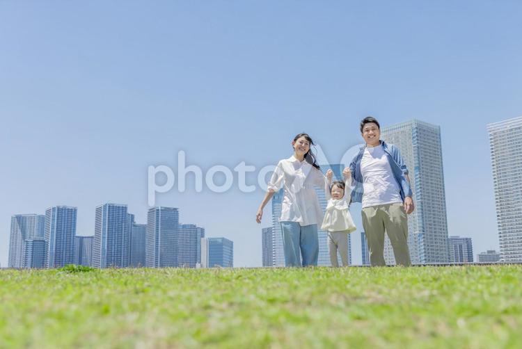 都会に住む家族　親子 家族,親子,仲良しの写真素材