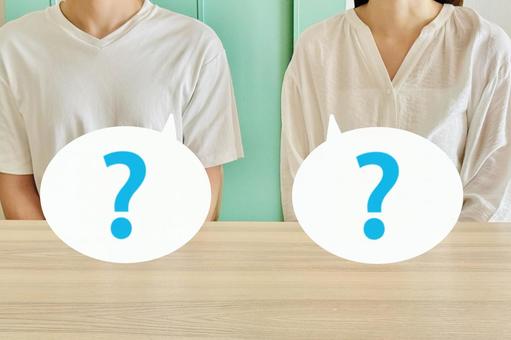 悩む男女のイメージとはてなマーク 悩む男女のイメージとはてなマークの写真