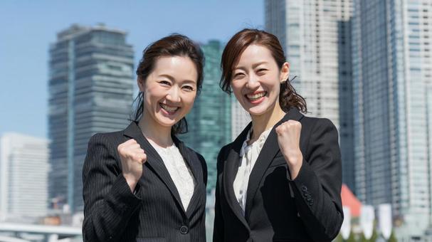 ガッツポーズをする二人の女性会社員5 ガッツポーズをする二人の女性会社員5の写真