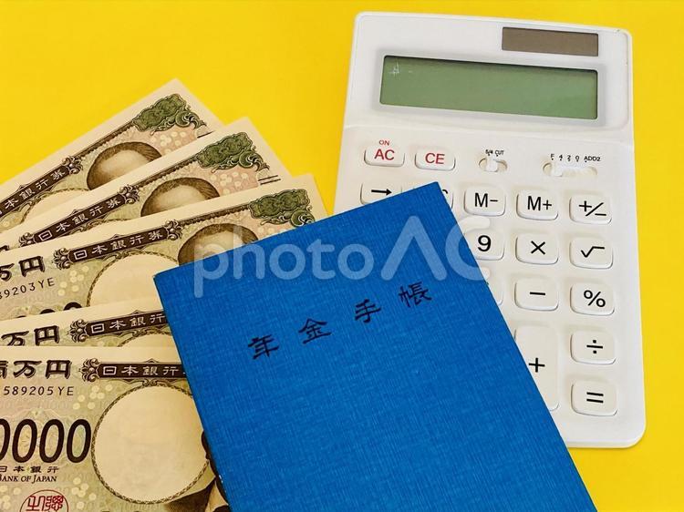 年金手帳とお金と電卓 年金手帳,年金,国民年金の写真素材