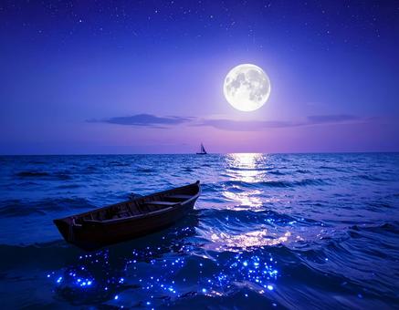 満月の夜の静かな海と船、幻想的な光 夏 満月の夜の静かな海と船、幻想的な光 夏の写真