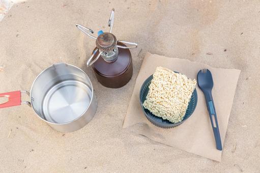 調理道具とインスタントラーメン インスタントラーメン,食べ物,鍋の写真素材