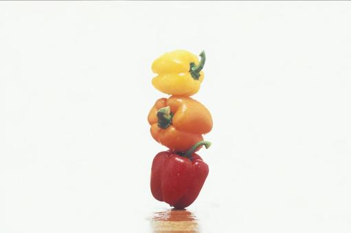パプリカ 赤 オレンジ 黄色 食材 野菜 インパクト 背景 テクスチャ イメージ