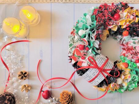 布のクリスマスリースとオーナメント 布のクリスマスリースとオーナメント クリスマスリース,クリスマス,ろうそくの写真素材