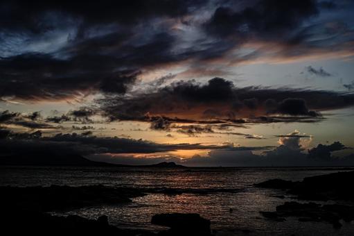 <五島の風景>夏の夜明けの海と鬼岳の景色 <五島の風景>夏の夜明けの海と鬼岳の景色の写真