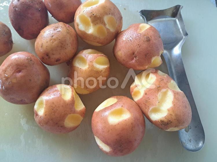 ジャガイモの皮剥き じゃがいも,ジャガイモ,野菜の写真素材
