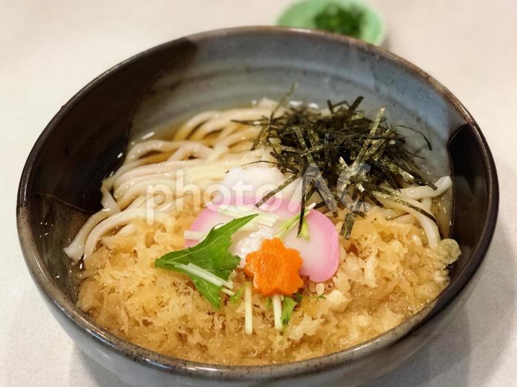 冷やしたぬきうどん 冷やしたぬき,冷やしたぬきうどん,うどんの写真素材
