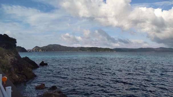 台風接近で若干荒れ気味の奄美の海 台風接近で若干荒れ気味の奄美の海の写真