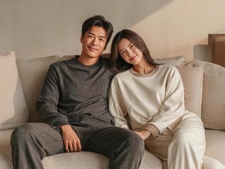 仲良く海を眺める若い恋人たちの写真