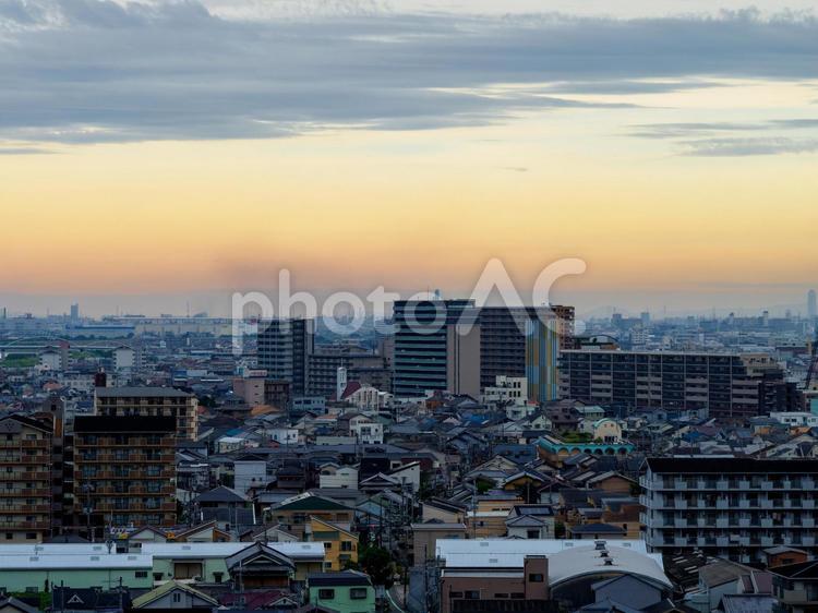 朝焼けと大阪の市街地 朝焼け,市街地,大阪市の写真素材
