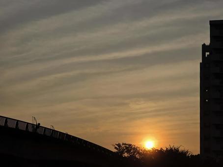 朝日と橋の写真