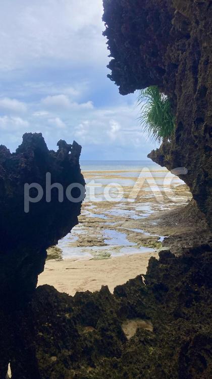岩場の影から眺める海　沖縄　石垣島	 海,岩,砂浜の写真素材