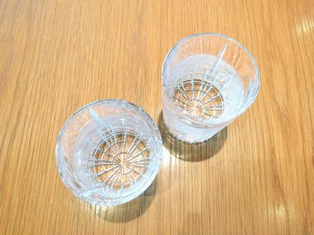 グラスに入った二杯の水と木のテーブル 飲料水,水,氷の写真素材