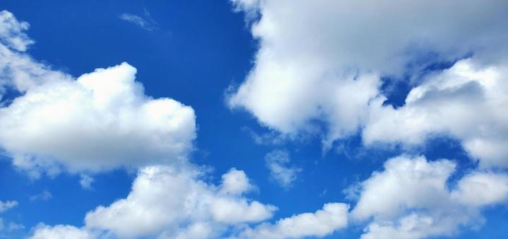 大きな雲と広がる青空 大きな雲と広がる青空の写真
