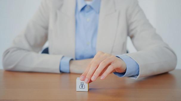 キューブを持つ手元 保険業,事務職,接客業の写真素材