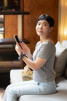 スマートフォンを持つ女性 スマートフォンを持つ女性 女性,スマホ,携帯電話の写真素材