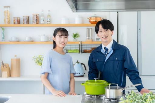 キッチンで女性に説明をする不動産業者 キッチンで女性に説明をする不動産業者 不動産,設計,女性の写真素材