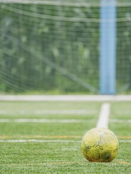 サッカーボール 転がるボール 試合開始 サッカーボール 転がるボール 試合開始 コピースペース,転がるボール,黄色いボールの写真素材