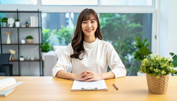 カメラ目線で会話する女性 カメラ目線で会話する女性の写真