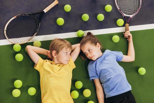 練習後に休む子供選手たち 男女,子供,外国人の写真素材