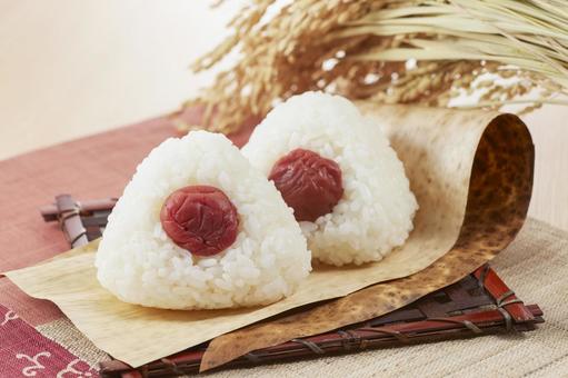 おにぎり(梅入り)と稲穂 おにぎり(梅入り)と稲穂 おにぎり,新米,梅干しの写真素材