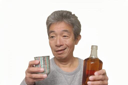 シニア　男性　ウイスキー シニア,シニア男性,サラリーマンの写真素材