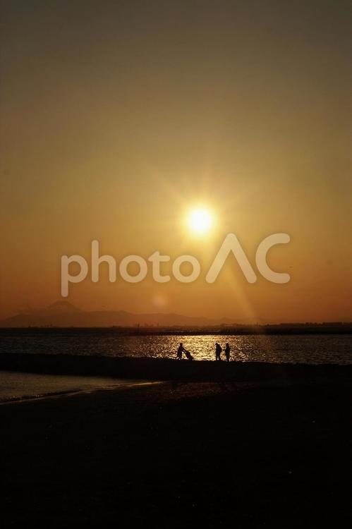夕暮れの海を楽しむ人々 散歩,富士山,夕暮れの写真素材