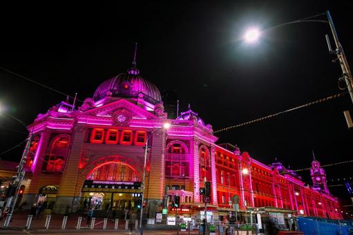 フリンダース駅と交差点夜景 フリンダース駅と交差点夜景 フリンダースストリート駅,駅舎,ライトアップの写真素材