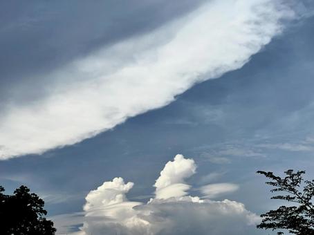 空に雲 空に雲の写真