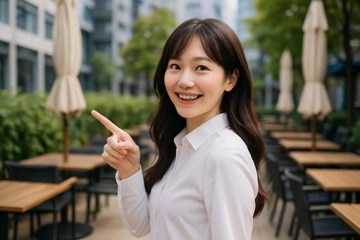 テラスで指差す女性 テラスで指差す女性の写真