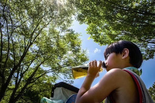 <素材>公園遊び中に水筒のお茶を飲む少年 <素材>公園遊び中に水筒のお茶を飲む少年 子供,男性,人物の写真素材