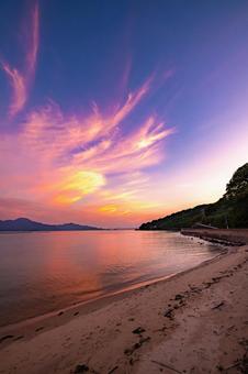 海岸沿いから眺める夕暮れの砂浜 海岸沿いから眺める夕暮れの砂浜 風景,海,海岸の写真素材