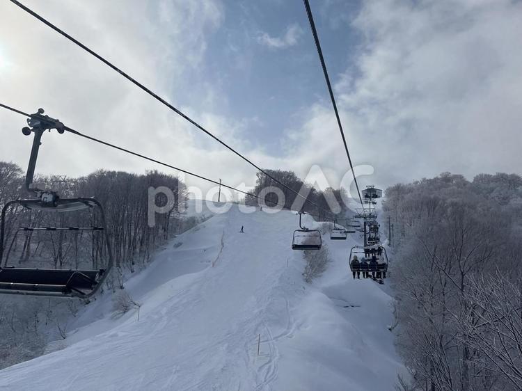 スキー場のリフトの上 スキー場,リフト,ゲレンデの写真素材
