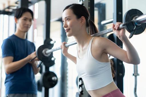スポーツジムでトレーニングをする若い男女 スポーツジム,フィットネス,ダイエットの写真素材