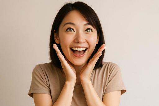 喜ぶ女性 喜ぶ女性の写真