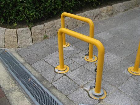 Arch-shaped car stopper (yellow, thick), JPG Arch-shaped car stopper (yellow, thick), JPG