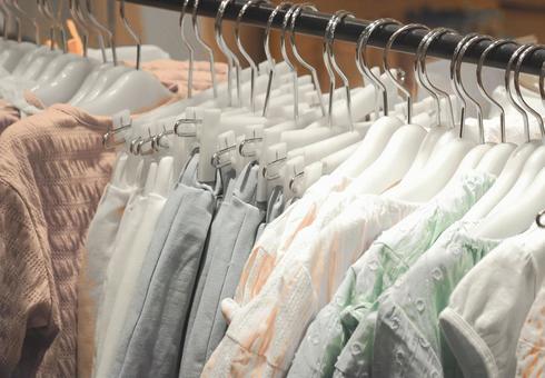 ハンガーの子供服シンプルな洋服普段着 ハンガーの子供服シンプルな洋服普段着 子供服,キッズファッション,洋服ラックの写真素材
